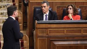 Gabriel Rufián, hablando con Pedro Sánchez y María Jesús Montero en el Congreso