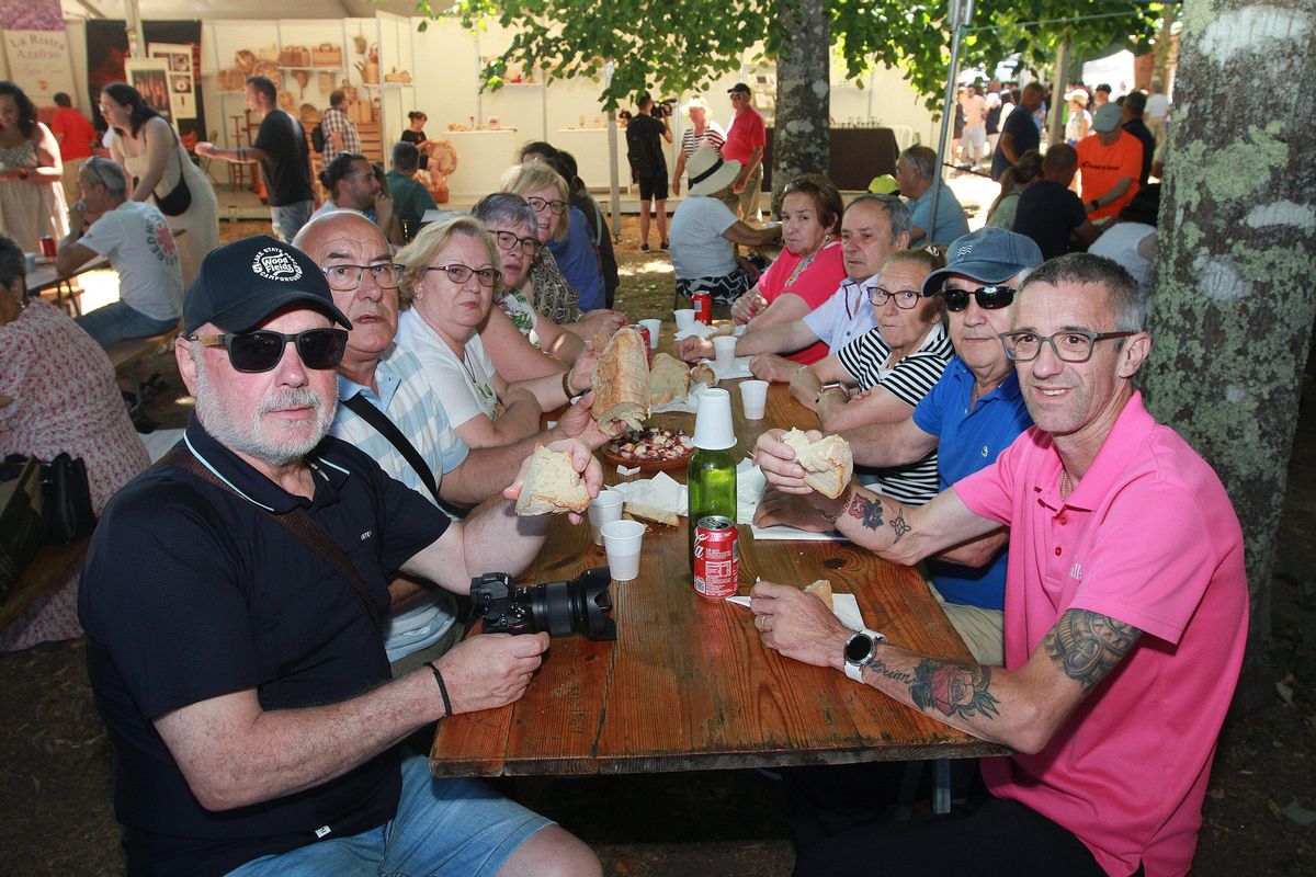 Un grupo de comensales disfrutando de pan de Cea y pulpo.