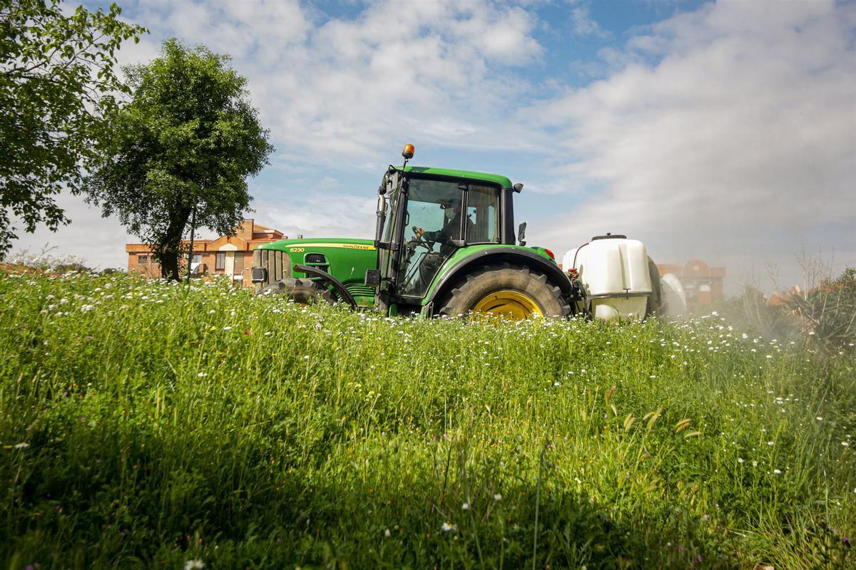 Un agricultor montado en su tractor desinfecta las inmediaciones de Aranjuez.