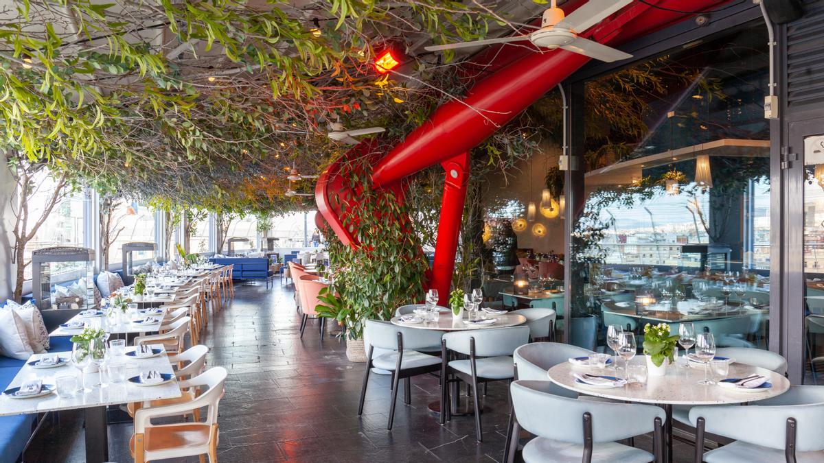 La terraza con cubierta vegetal del restaurante 11 Nudos tiene vistas panorámicas de Barcelona.