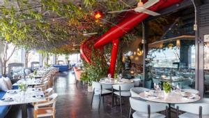 La terraza con cubierta vegetal del restaurante 11 Nudos tiene vistas panorámicas de Barcelona.