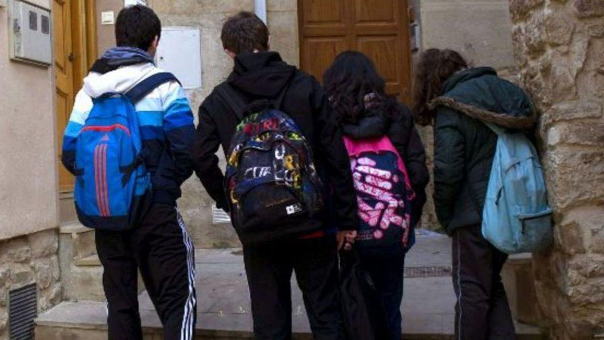 Un grupo de escolares en una calle.