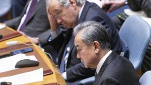 El secretario general de la ONU, António Guterres, y el ministro de Exteriores chino, Wang Yi, durante la sesión de este martes del Consejo de Seguridad.