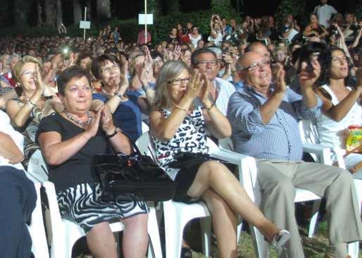 Raphael levanta pasiones en Elche