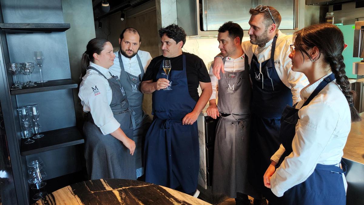 Parte del equipo de cocina de Mirazur con Mauro Colagreco en el centro.