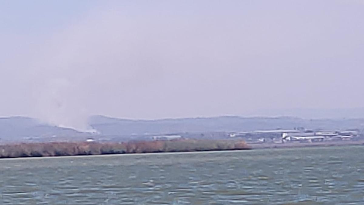 Humo del incendio de Picassent desde l'Albufera