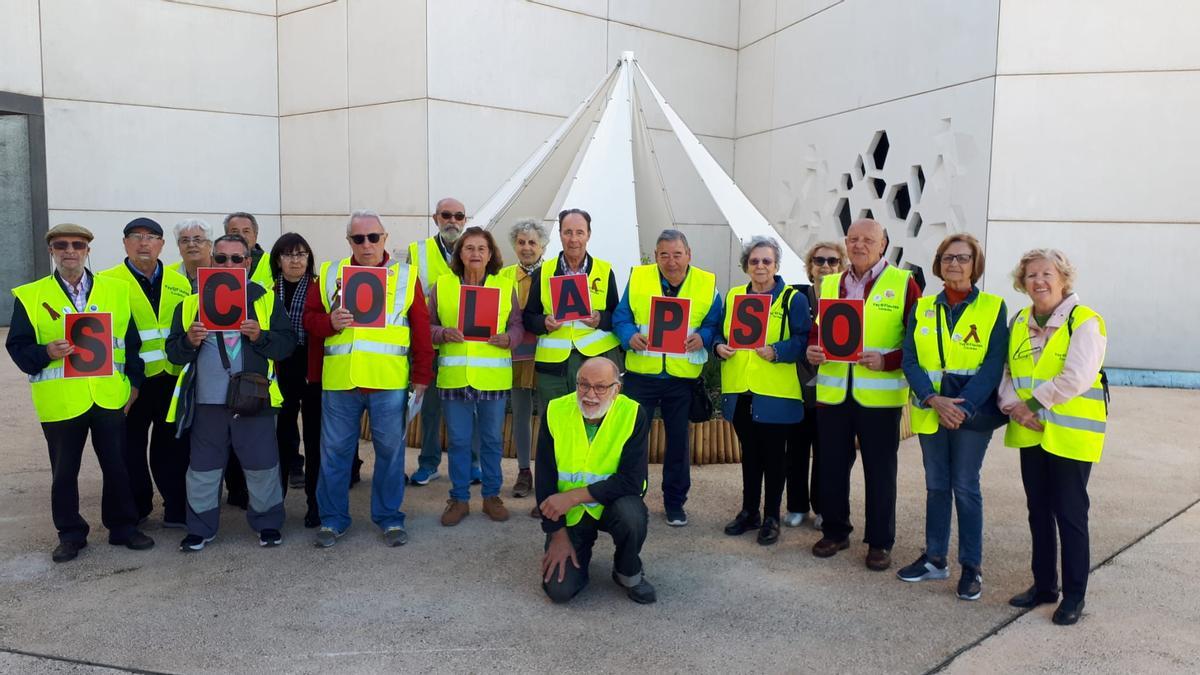 Un grupo de yayoflautas muestra la palabra colapso en el C3A para concienciar sobre el cambio climático.