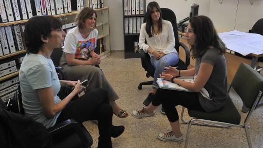 Reunión de la terapeuta con la presidenta de Aiteal y directivas del centro Virgen de la Luz.