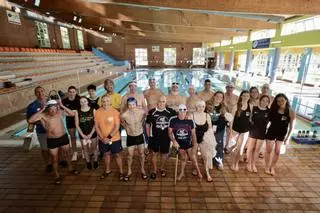 Un ángel custodio nadador contra las enfermedades raras en Oviedo: bracea 20 kilómetros en 12 horas en la piscina del Cristo para recabar fondos para la investigación, en imágenes