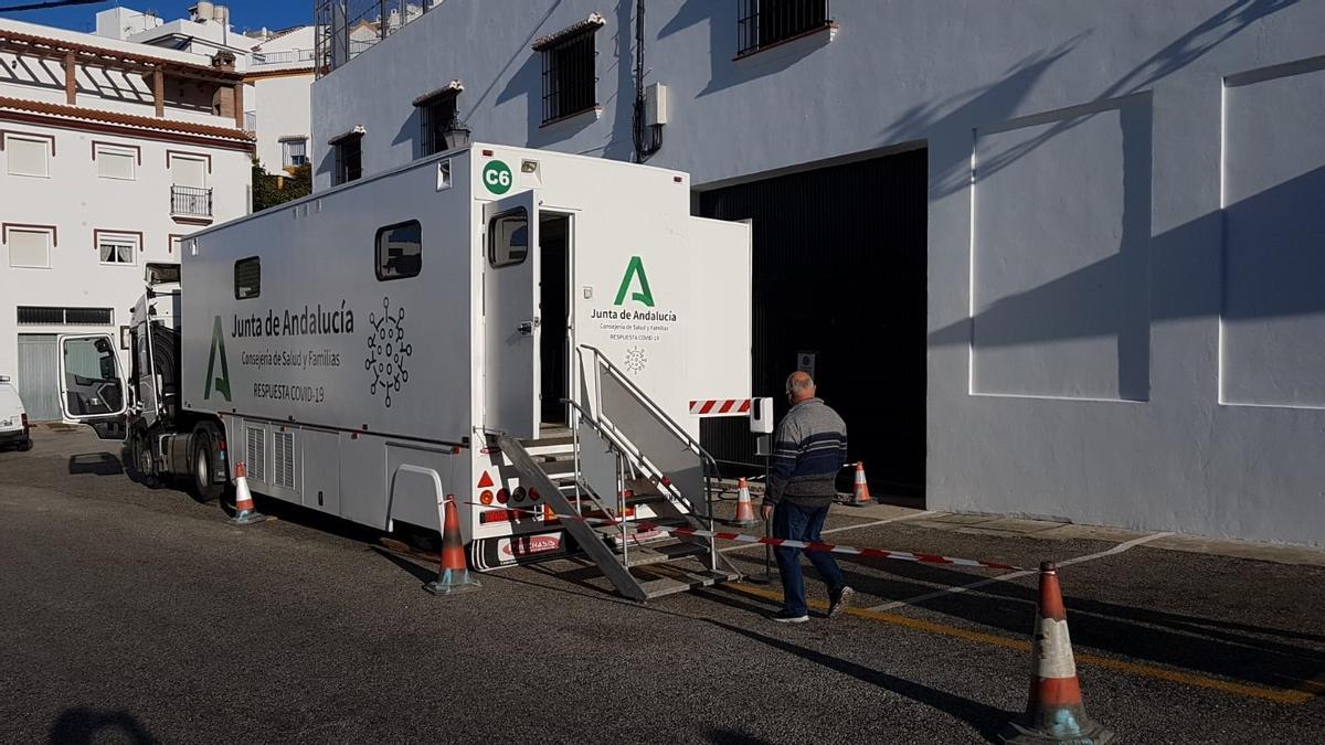 Unidad móvil de la Junta para realizar cribados. En la imagen, la unidad en Canillas de Albaida.