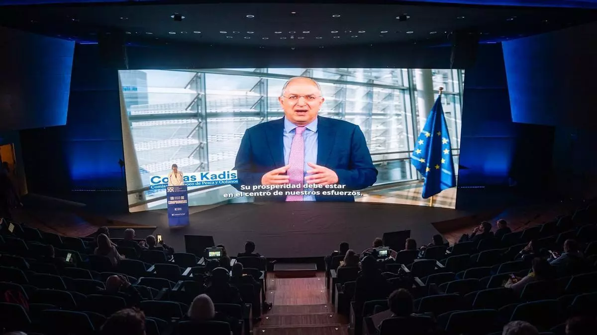 Costas Kadis, comisario europeo de Pesca, anuncia una ley europea de los océanos para 2027: "Será histórica"