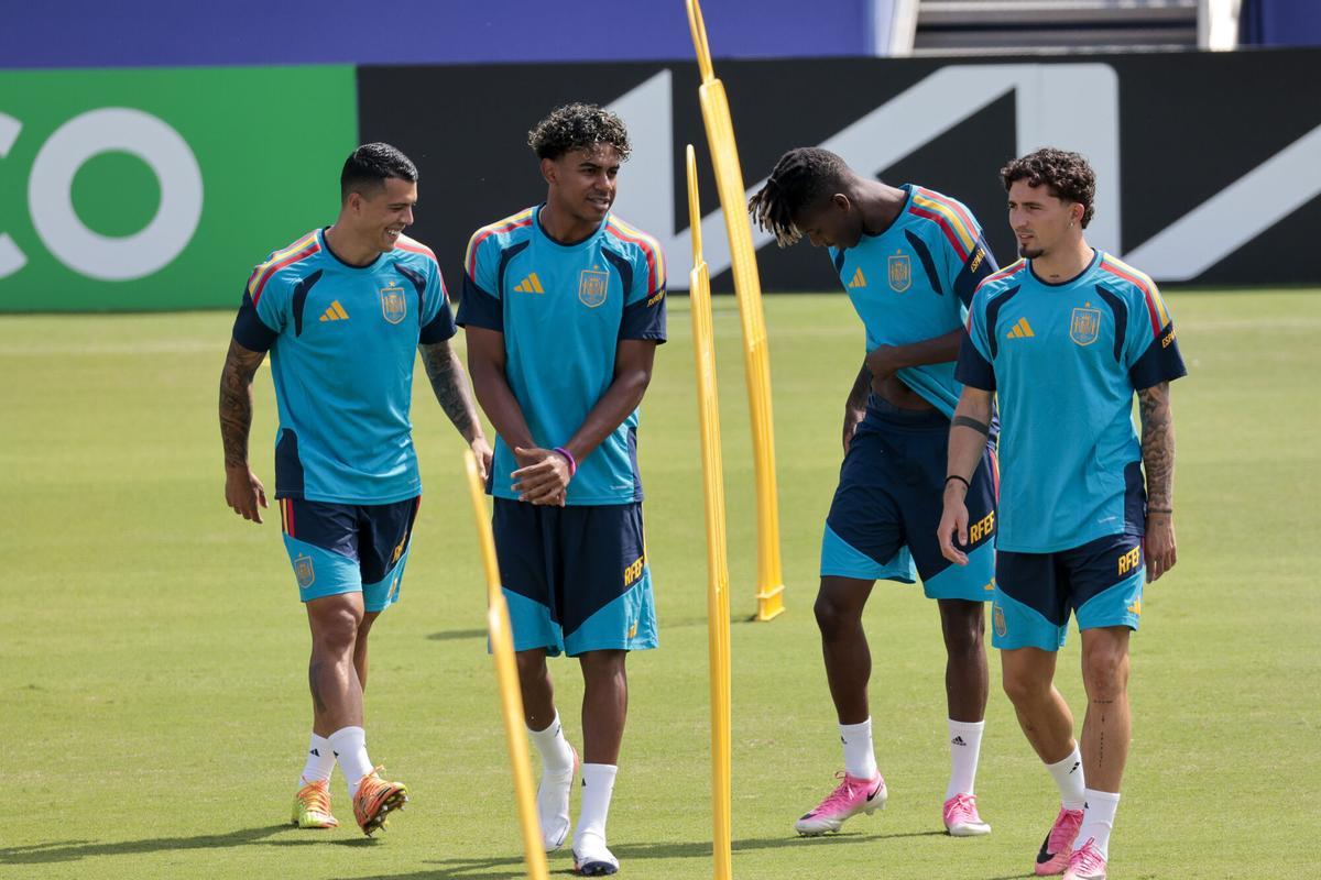 Pedro Porro, Lamine Yamal, Nico Williams y Yeremy Pino durante el entrenamiento previo al Portugal-España del Mundial 2026