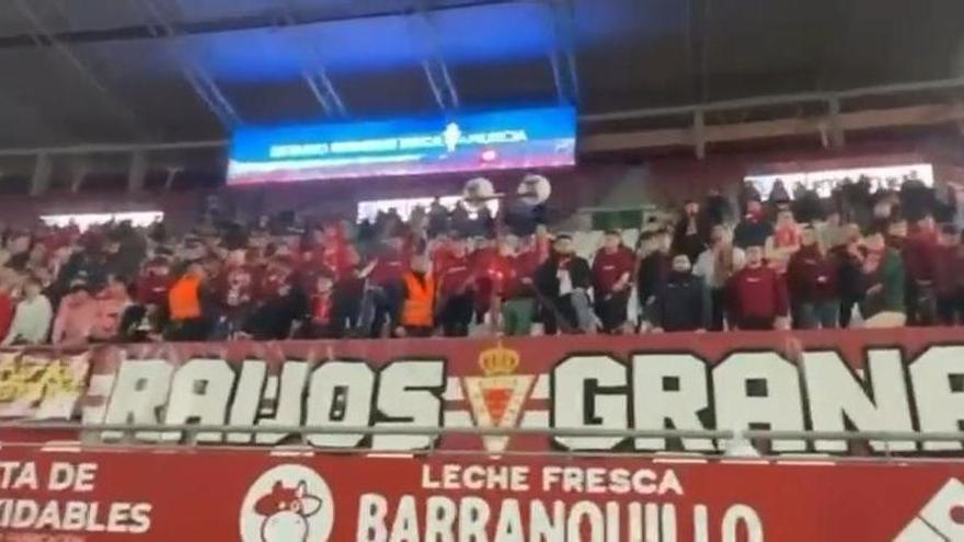 Pedro León y Saveljich charlan con un aficionado en un ambiente tenso por parte de la afición tras el empate ante el Marbella