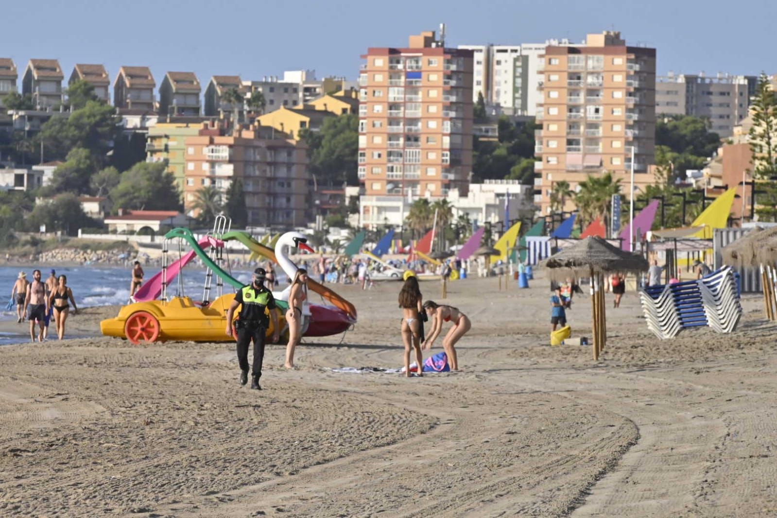 Los agentes actúan para evitar que los usuarios reserven primera línea de playa con las sombrillas