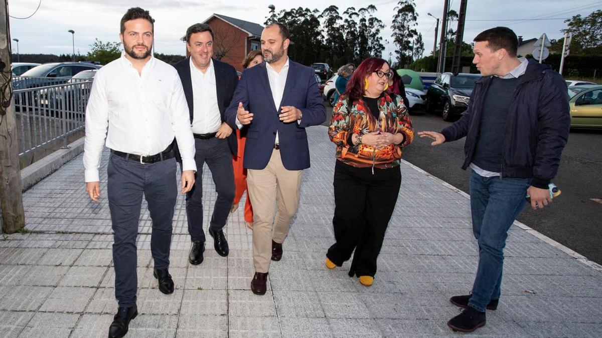 El alcalde de Cerceda, Juan Manuel Rodríguez, a la izquierda, en la presentación de su candidatura, el viernes, con el secretario general, Valentín González Formoso, y el presidente provincial, Bernardo Fernández Piñeiro.   | // L.O.