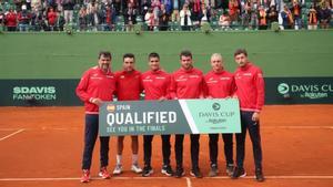 Los tenistas de la selección española de tenis, Roberto Bautista (2i), Carlos Alcaraz (3i), Pedro Martínez (3d), Alejandro Davidovichy (2d) y Pablo Carreño (d), junto al seleccionador Sergi Bruguera (i).