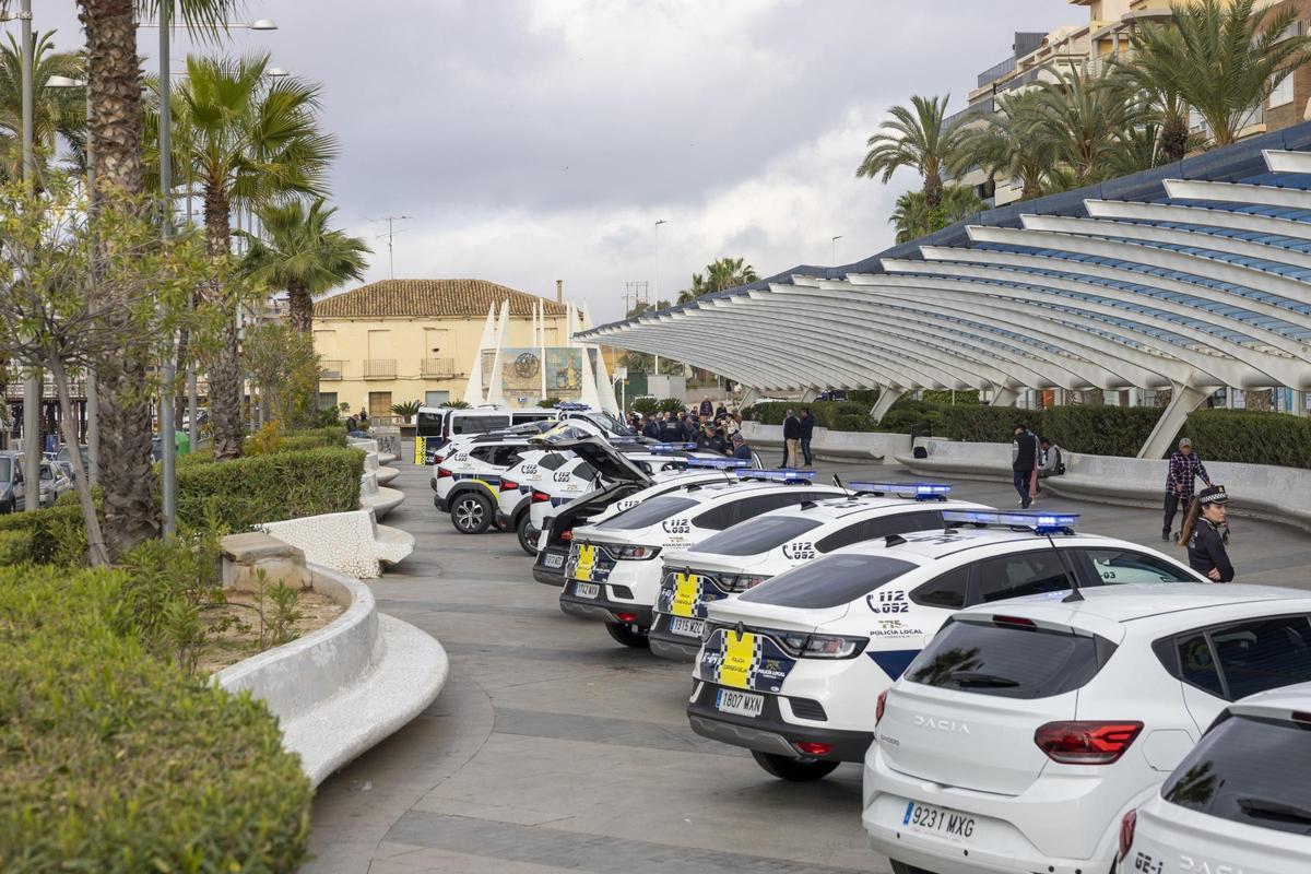 Presentación de los nuevos vehículos policiales en el paseo Vista Alegre de Torrevieja