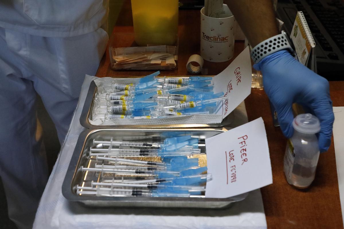 Viales de vacunas covid y contra la gripe preparadas en un centro de salud de València en octubre del año pasado.