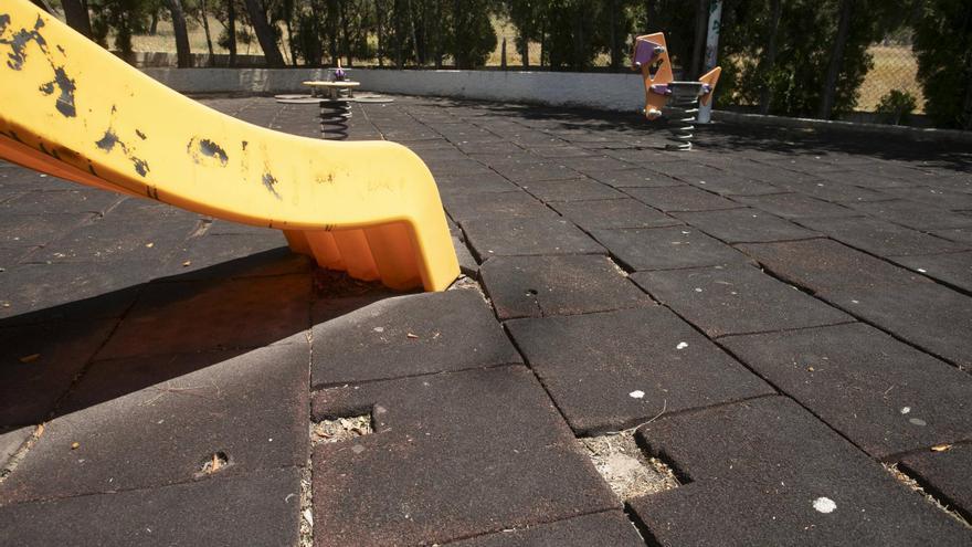 El mal estado de unos juegos infantiles de Petrés urge a actuar