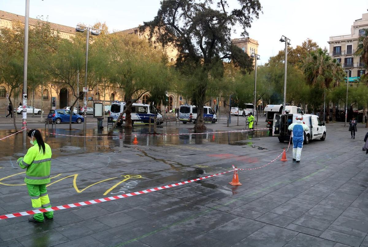 Tareas de limpieza en la plaza de la Universitat.