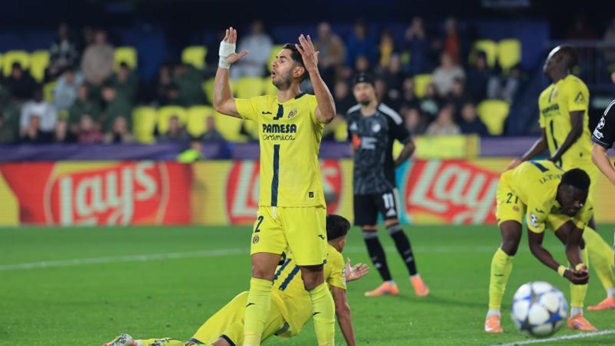 Ayoze Pérez, Ilias, Tani Oluwaseyi y Pape Gueye se lamentan en una ocasión del Villarreal ante el Copenhague en Champions.