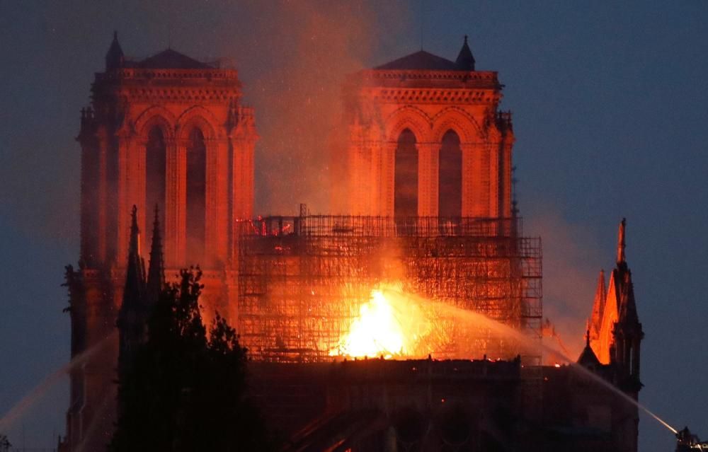 Incendi a la catedral de Notre Dame