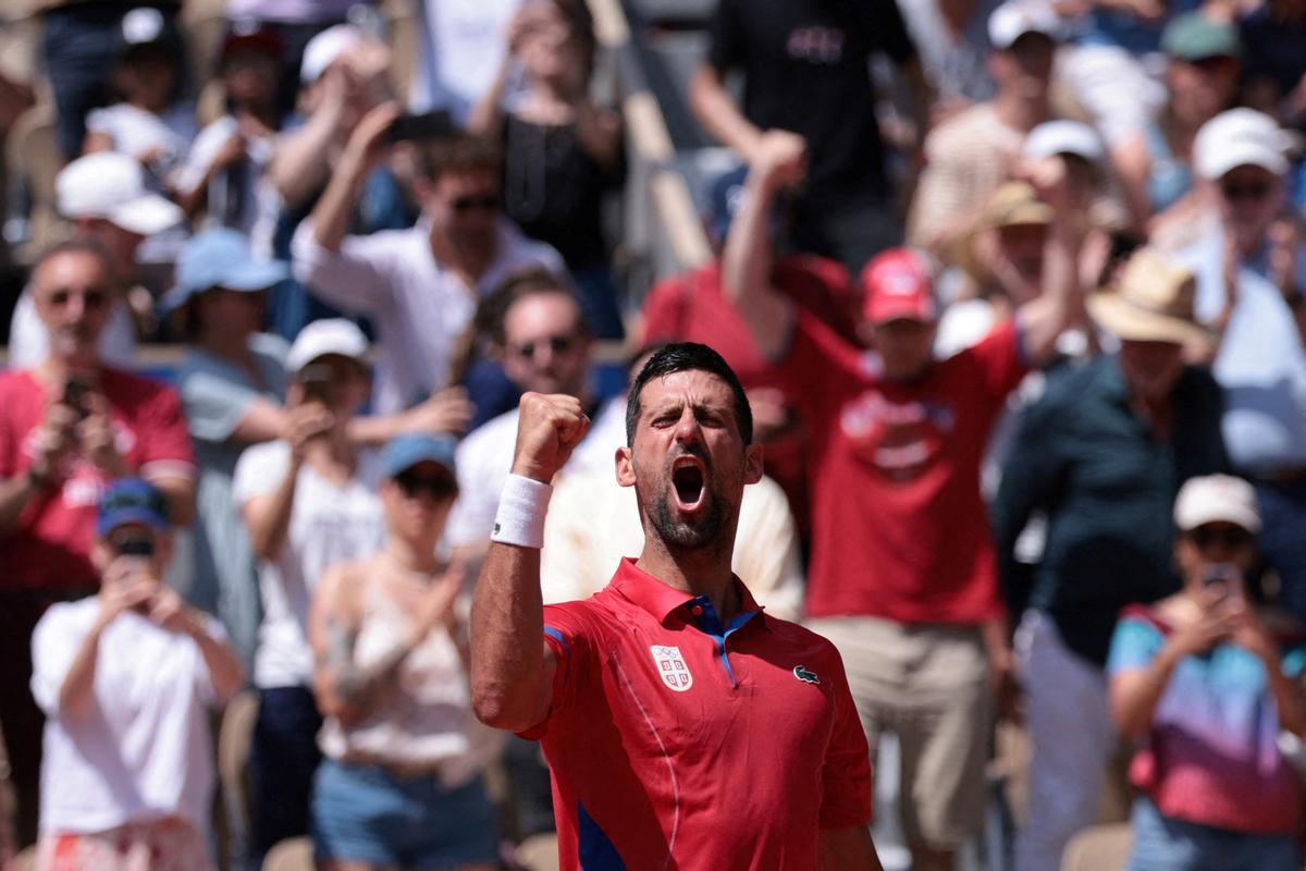 El serbio Novak Djokovic celebra su clasificación para los cuartos de final en la competición de tenis que se celebra en Roland Garros
