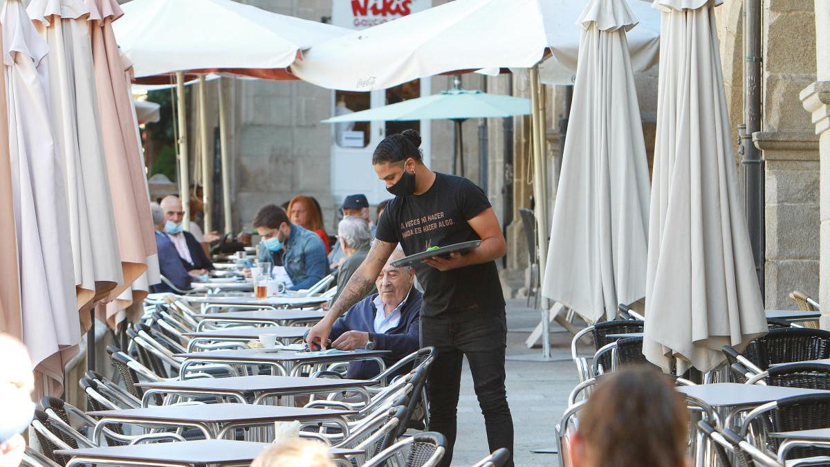 Clientes en la terraza de una cafetería en Ourense. // Iñaki Osorio