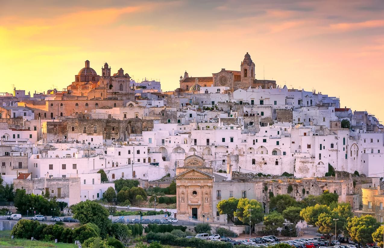 Ostuni ciudad al atardecer. Ciudad blanca de la región de Apulia, sur de Italia.