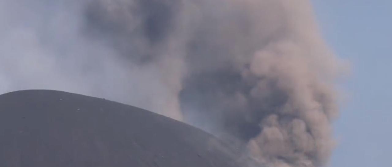 El volcán de La Palma expulsa piroclastos y cenizas este martes 2 de noviembre.
