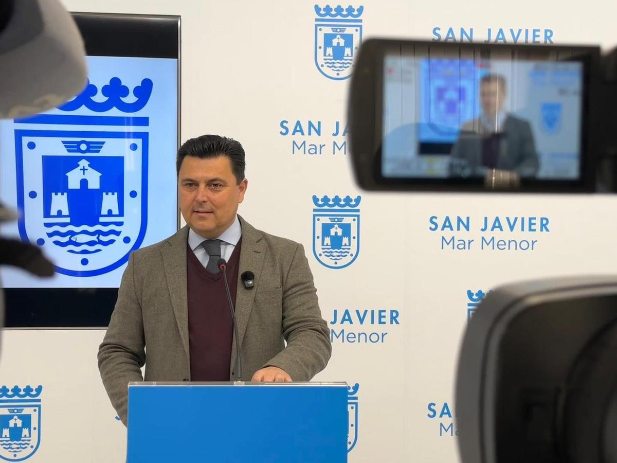 El alcalde de San Javier, José Miguel Luengo, este martes en rueda de prensa.