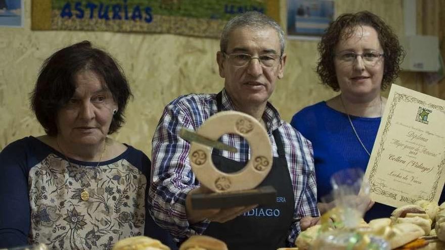 María Dolores Collera, Manuel Collera y Silvia Cueto, ayer, con el premio que les reconoce como productores del mejor queso asturiano de 2018, que otorga la asociación &quot;Pláganu&quot;.