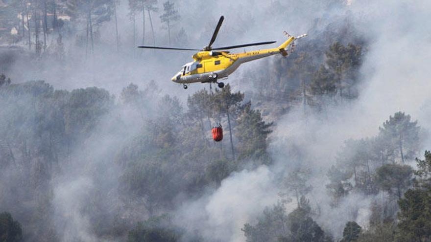 Un helicóptero sofoca un fuego en Ourense, en 2015. // I. Osorio