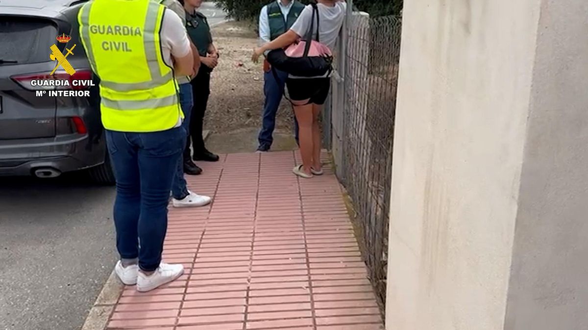 Un momento de la actuación de la Guardia Civil en San Vicente.
