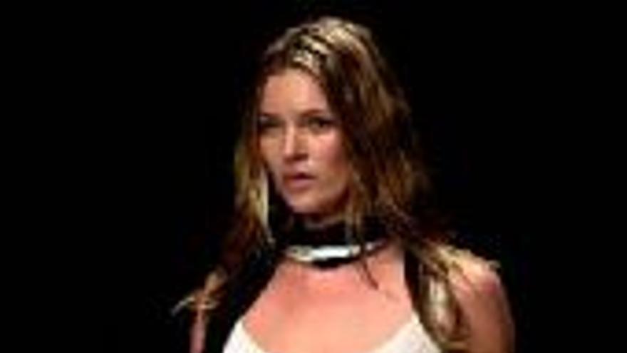 La mamá Kate Moss vuelve a subir a la pasarela en Milán