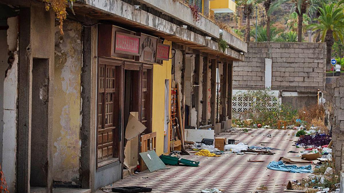 Basura y deterioro en los patios y los antiguos locales comerciales del edificio Iders. | | CARSTEN W. LAURITSEN