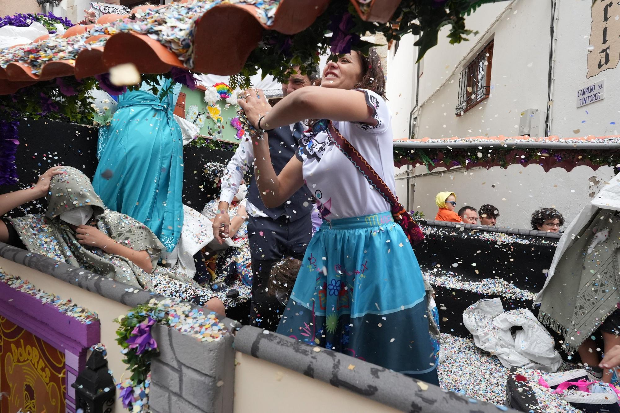 Búscate en el desfile de carrozas y disfraces de l'Anunci de Morella