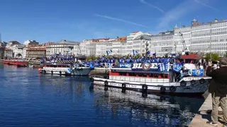 Aficionados del Dépor homenajean al derbi de las rías viajando a Ferrol en barco