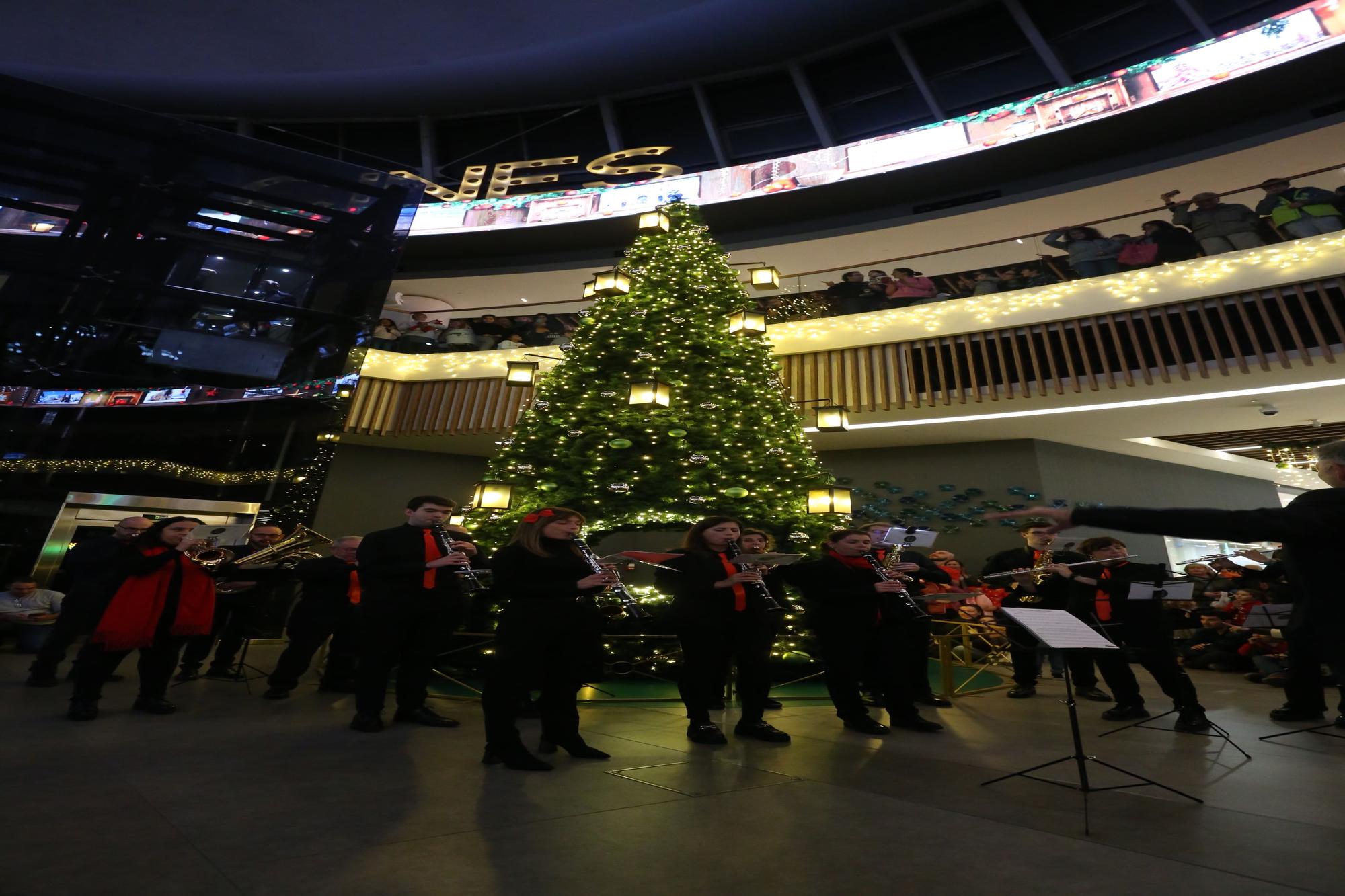 Parque Principado se enciende por Navidad: así es la decoración luminosa del centro comercial de Siero