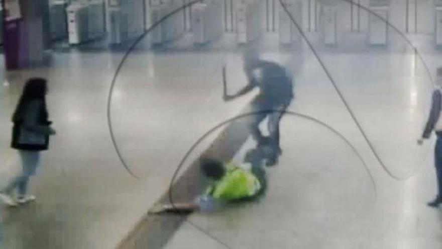 Una brutal paliza a un vigilante de un hombre que intentaba colarse en la estación