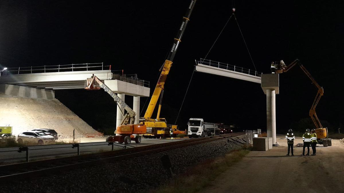 La instalación del tablero en el nuevo puente.