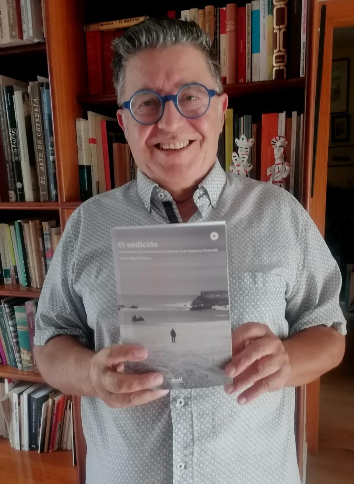 Joan Mayol Serra con su libro 'El sediciós'