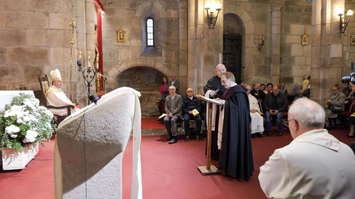 Severino Suárez en el acto de toma de posesión como abad.