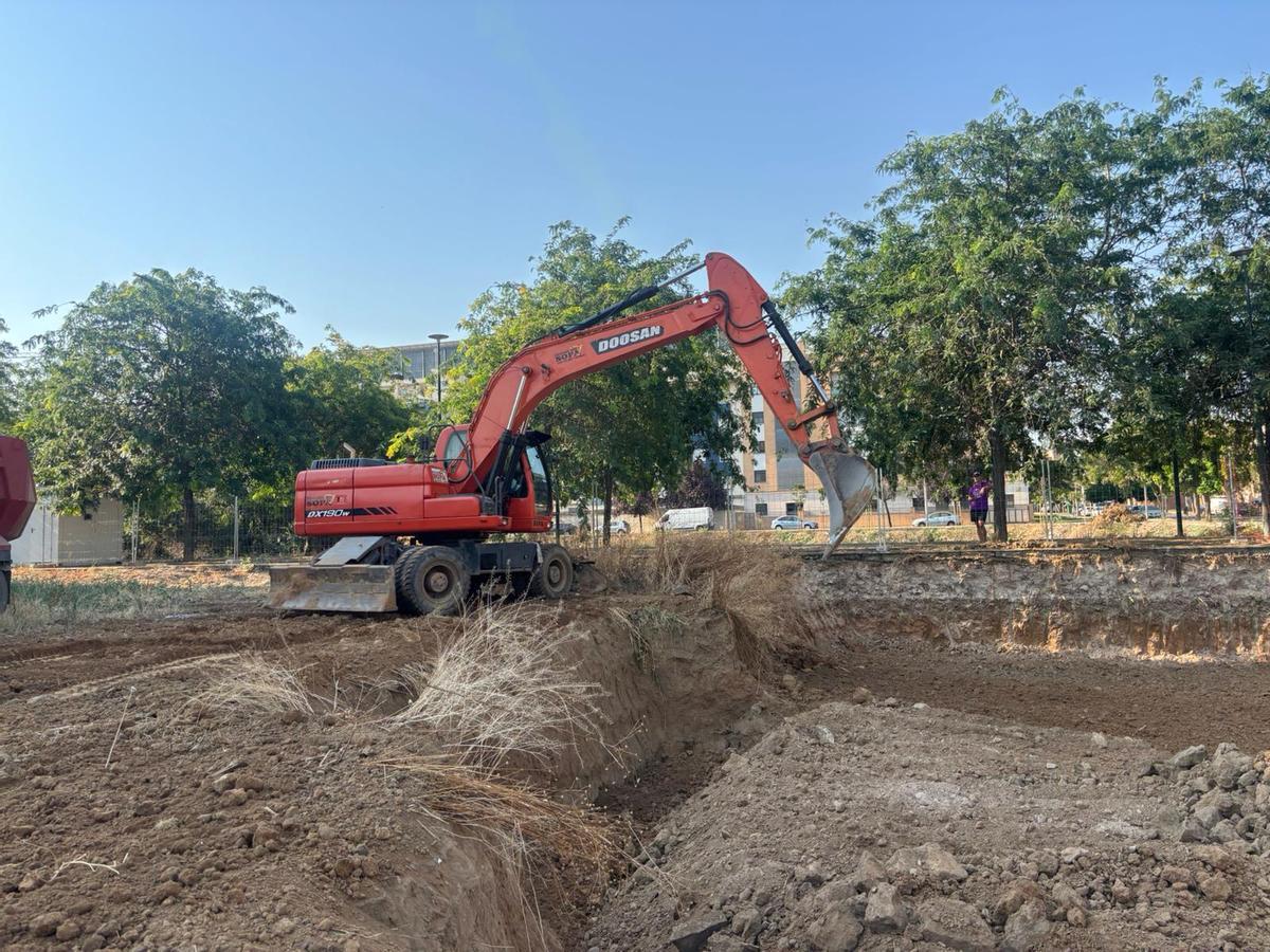 Una excavadora vacía el solar en el que se construirán 31 viviendas de alquiler asequible en Ronda Norte en Badajoz.