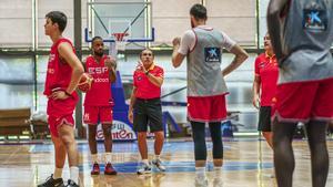 Scariolo da instrucciones a Rudy en presencia de Lorenzo Brown en el entrenamiento previo a la semifinal