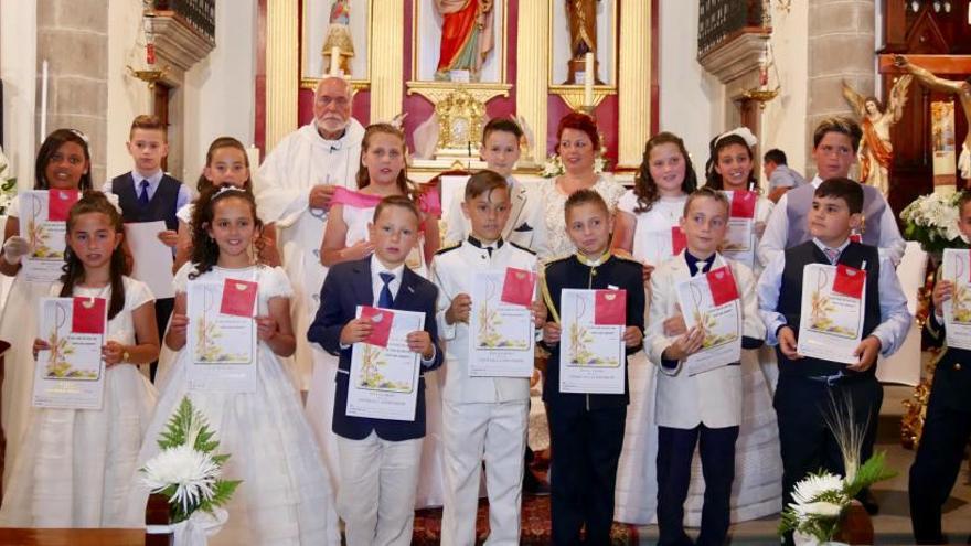 Los niños con el párroco de Tunte tras la celebración.