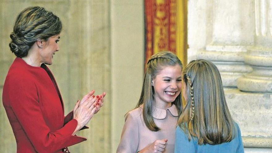 La Infanta Sofía felicita a su hermana Leonor.