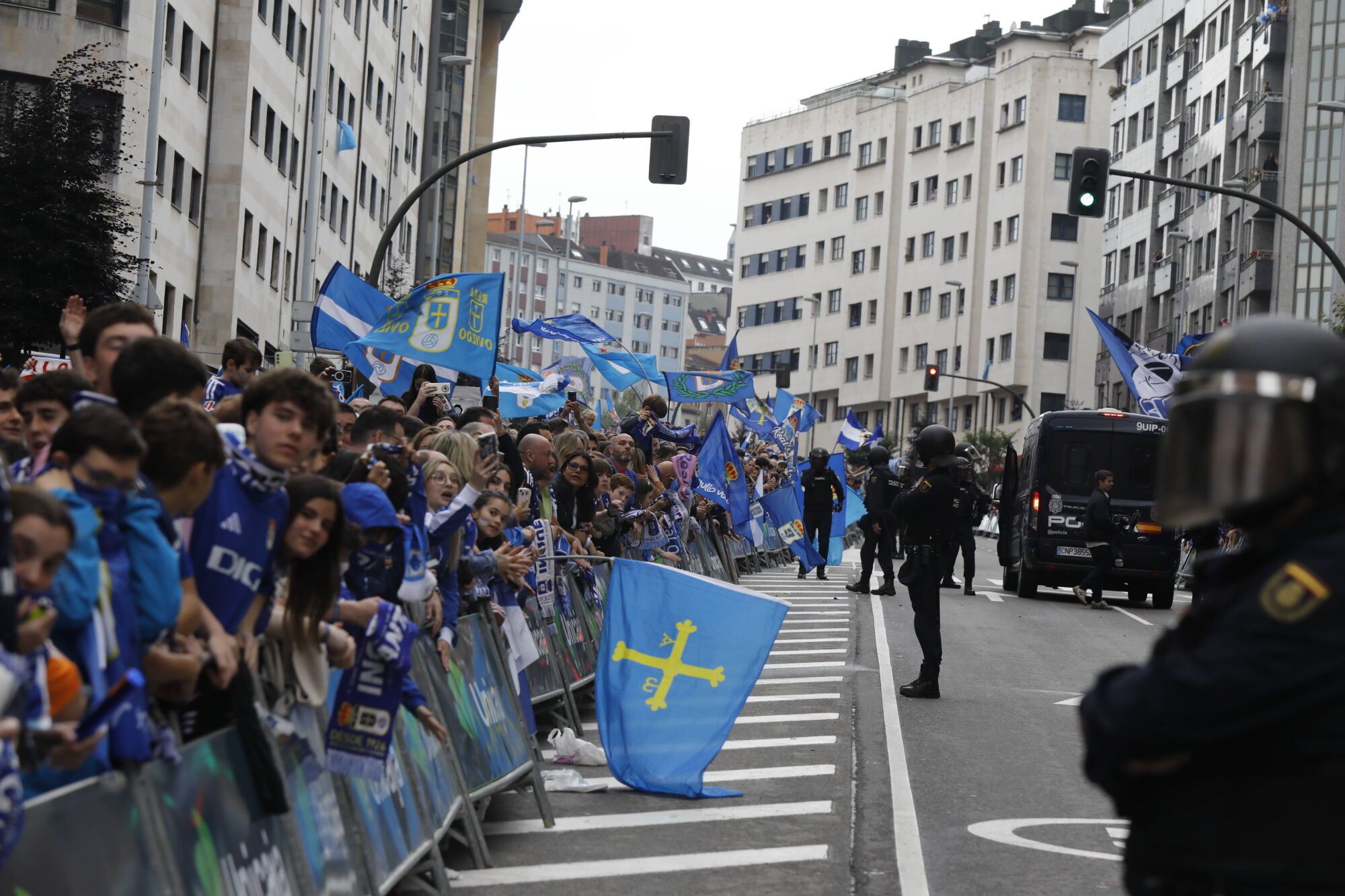 Así fue el recibimiento de la afición al Real Oviedo y toda la previa del último partido de la temporada