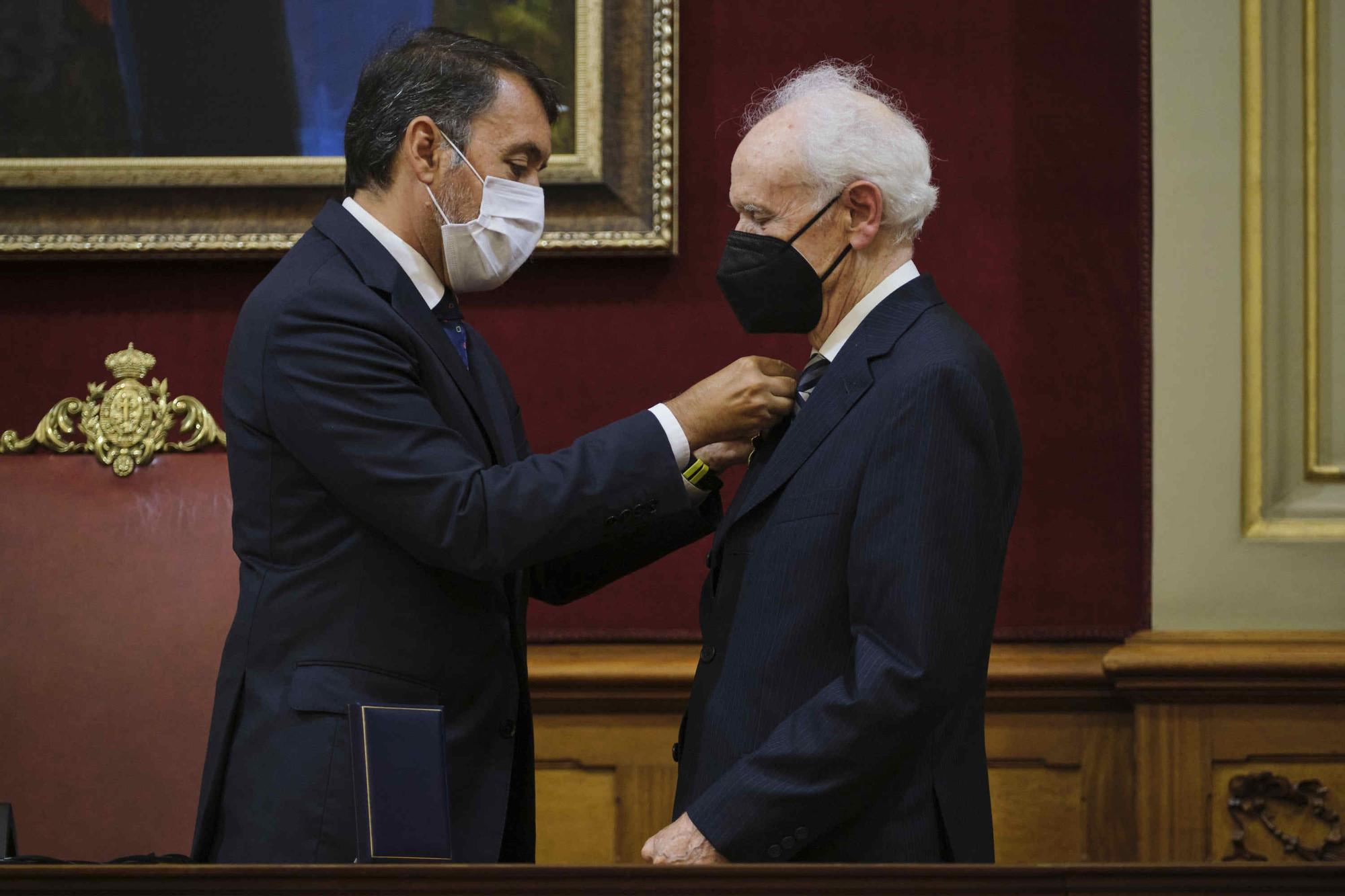 Acto de entrega de la Medalla de Oro al Mérito Cultural a Armando Alfonso