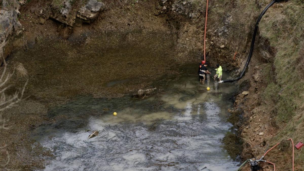 EN IMÁGENES: Segunda jornada de los trabajos para buscar en una balsa minera de Ribadesella a Mari Trini y su bebé, desaparecidas hace 38 años
